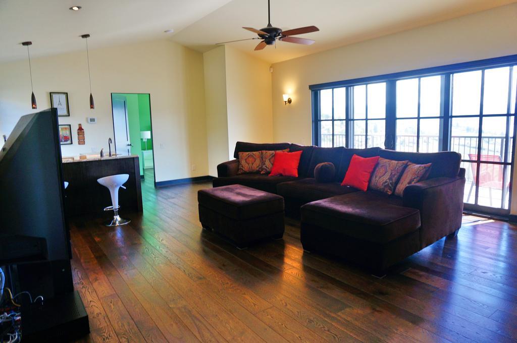 Mission Hill Lake View Villa เวสต์ เคโลว์นา ภายนอก รูปภาพ